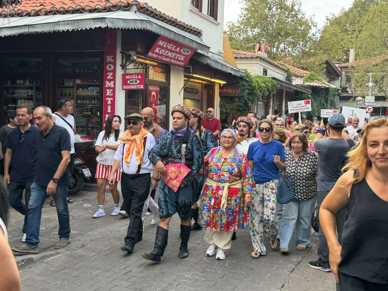 Menteşe’de Geleneksel Düğün Coşkusu: “Kız Evi” ve “Damat Evi” Etkinlikleri Renkli Görüntülere Sahne Oldu 3